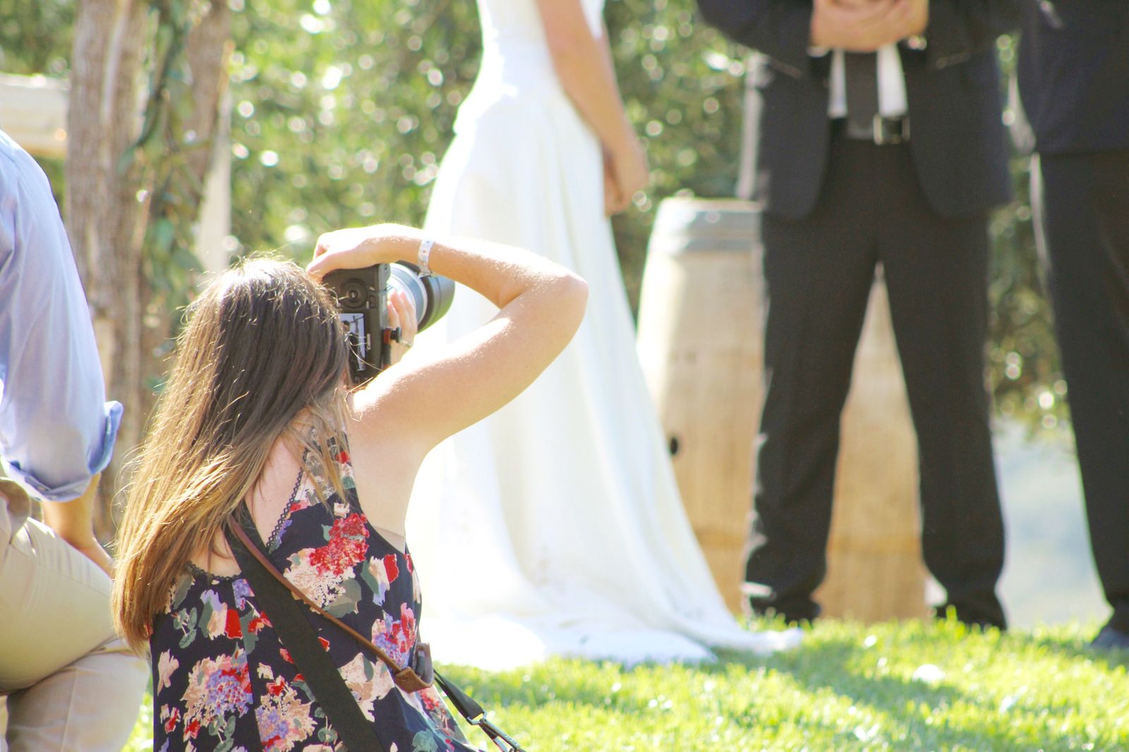 a wedding photographer is taking a picture of a we xamhut7