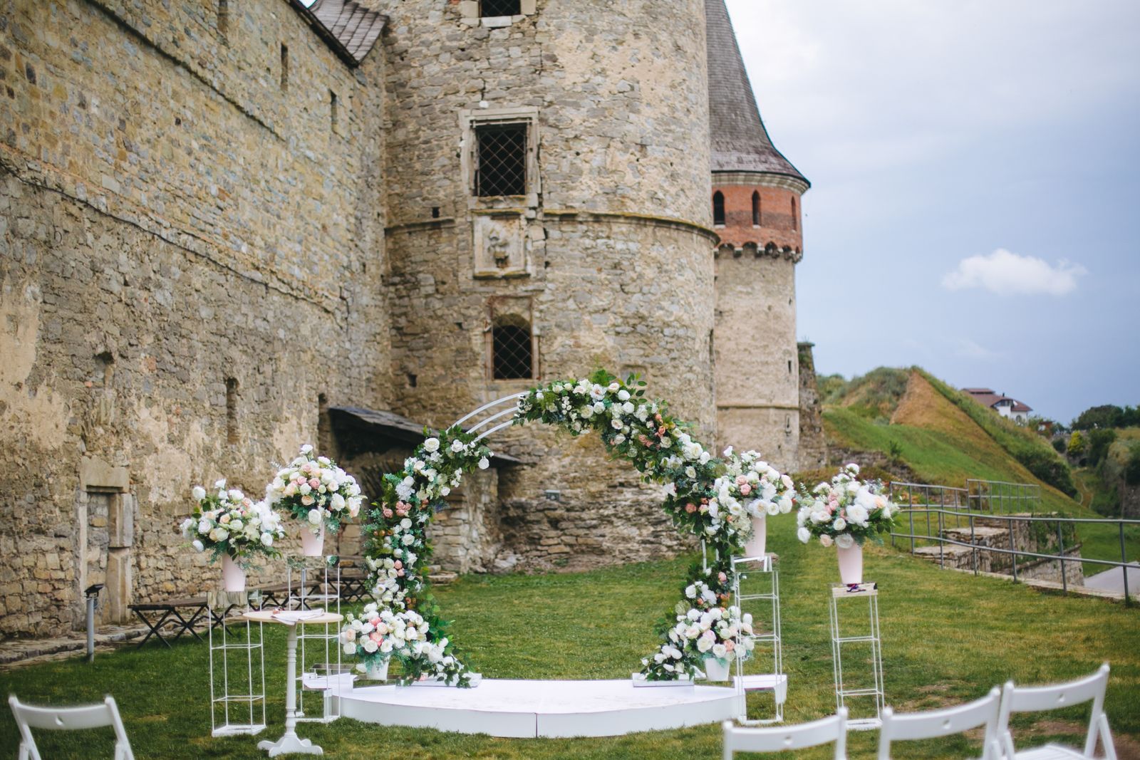 wedding ceremony at old castle 79xutq6