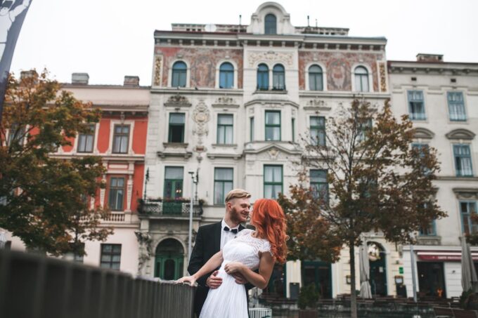 Farbenfrohe Hochzeit in historischer Kulisse