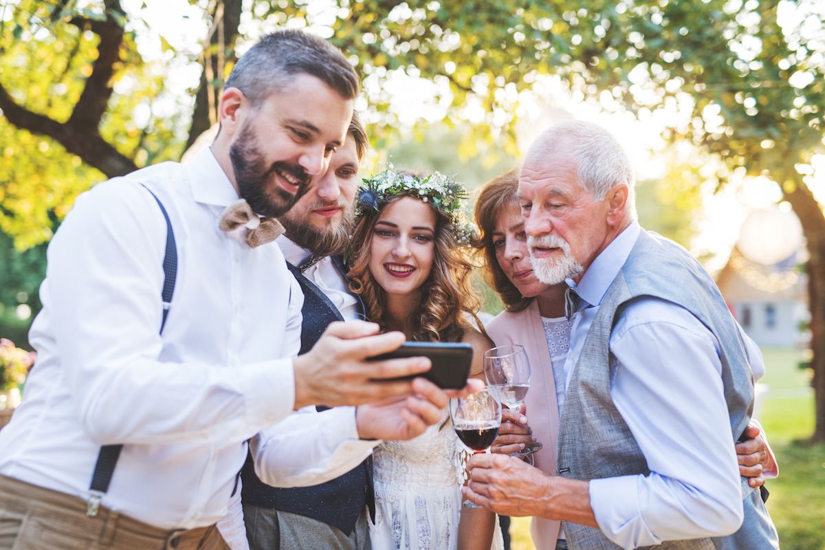 weddyplace brautpaar macht selfies mit gaesten