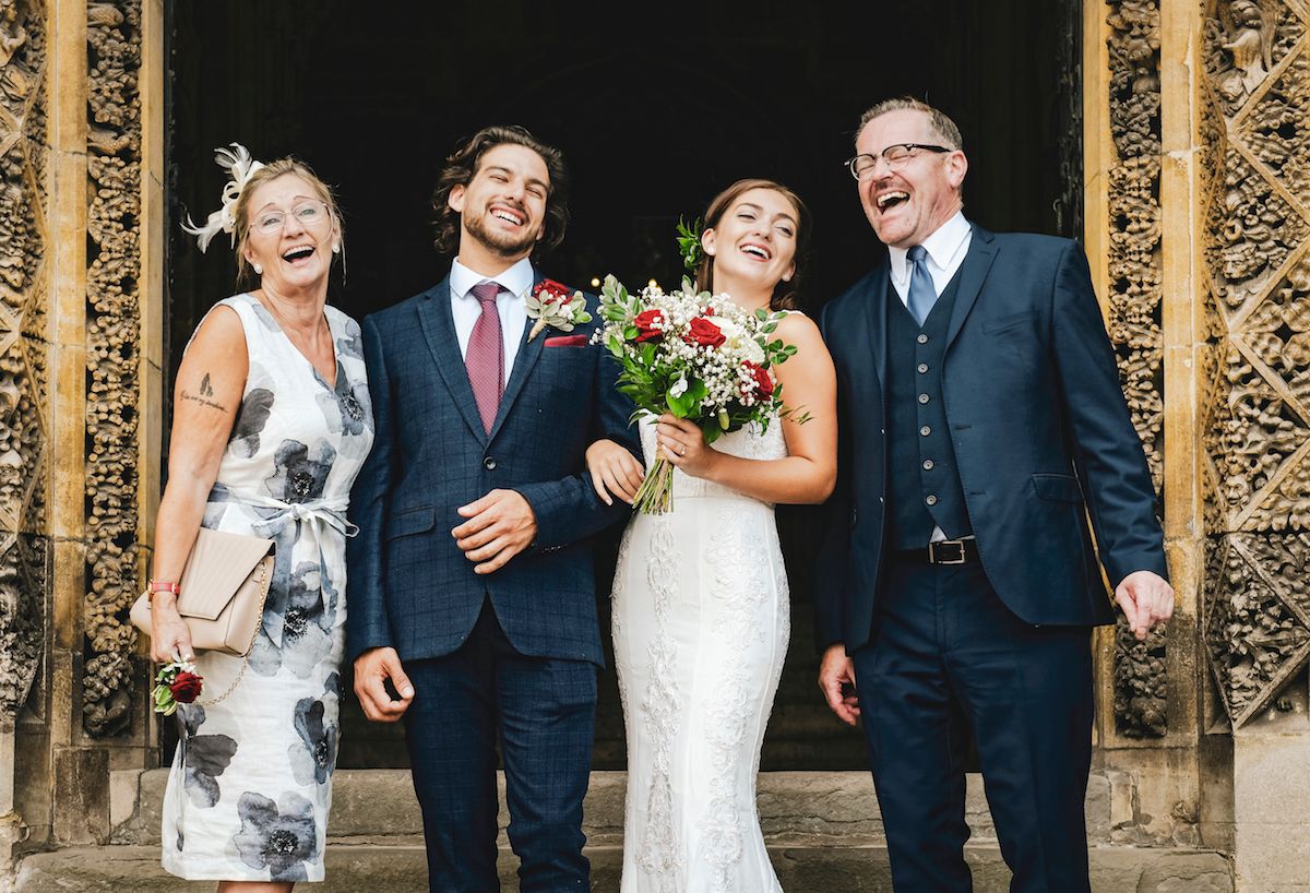 weddyplace brautpaar vor der kirche