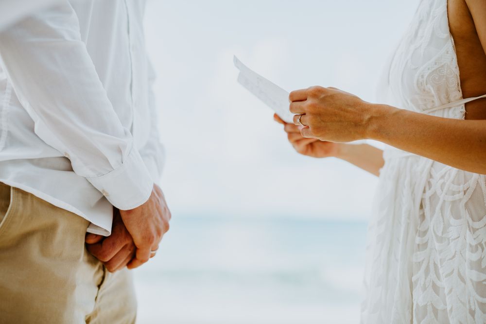 wedding vows ceremony on beach r223h27