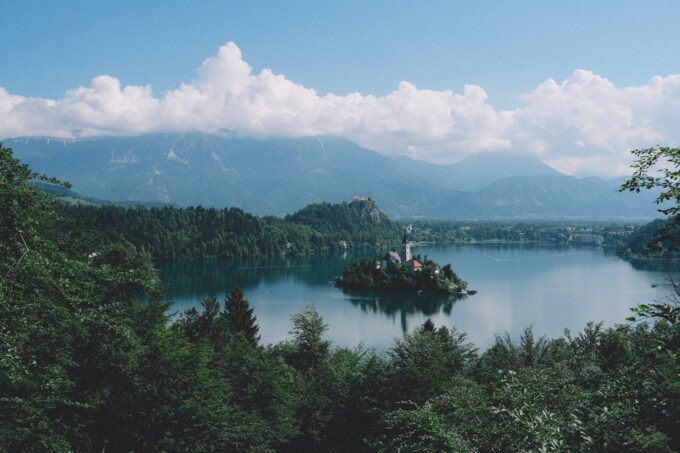 Wirtshaus im See – Allein auf einer einsamen Insel