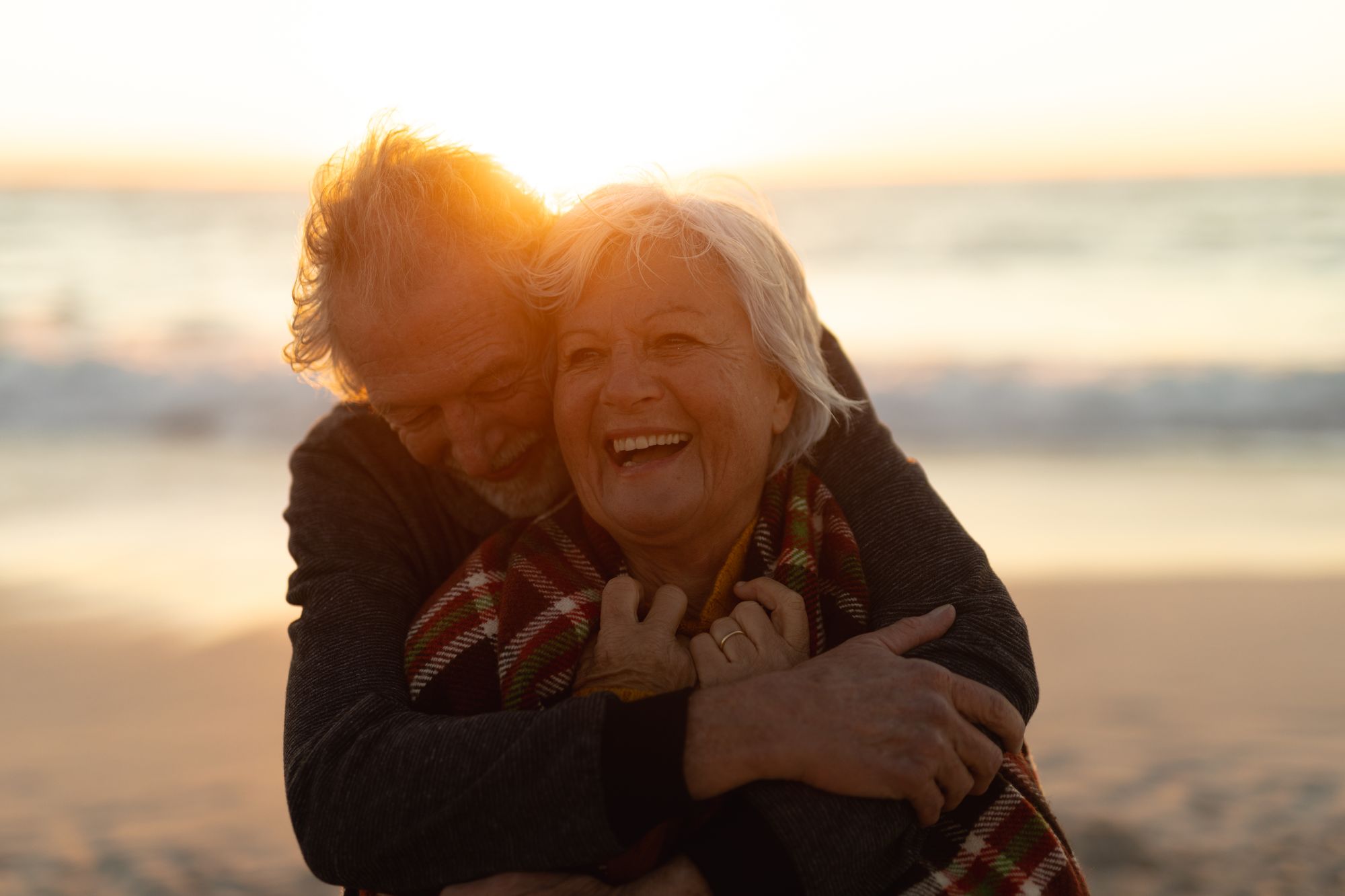 old couple in love at the beach sjlvqd8